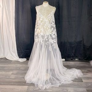 Beautiful Vera Wang white soft tulle netting & lace wedding dress overlay xl
